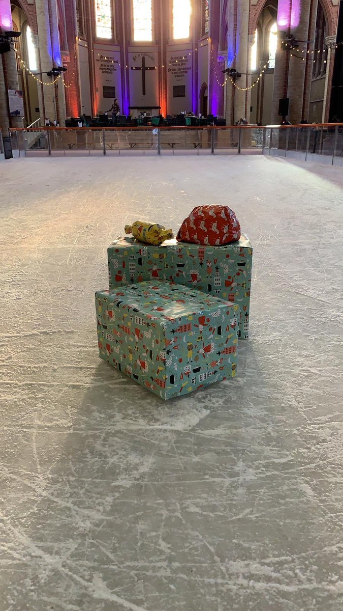 Vandaag de grote intocht van de goedheiligman
Wij zijn zo benieuwd of hij eigenlijk goed schaatsen kan
Misschien dat hij ons vereert met een bezoek
Achter de pinguïn op het ijs
Of anders in de koek en zopie met warme chocomel met gevulde koek. #hetisijstijd