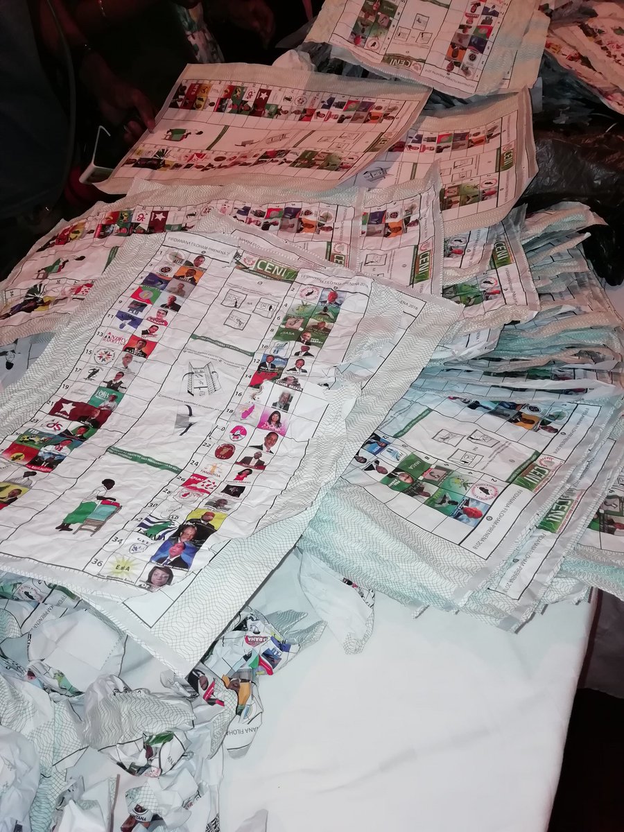 cannelloniporn's tweet photo. A cet instant, à l'hôtel #colbert #Hvm avec la Commission juridique du candidat #Numéro12 #RajaonarimampianinaHery présentant les preuves qu'il y ait eu fraude massive (urnes non conforme à la norme, bulletins froissés et déchirés... https://t.co/KsJSxW0cBJ