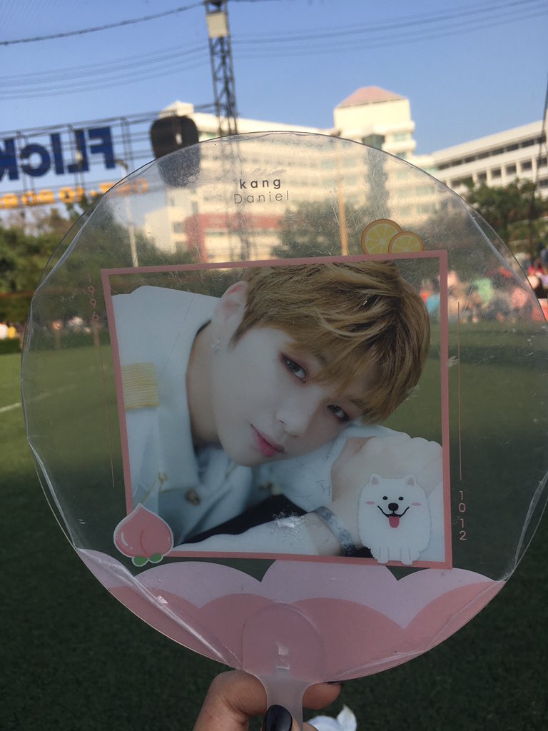 pieceofmoon787's tweet photo. มารับของแจกได้ตรงในตลาดนะคะ 
จุดสังเกตุ : กระเป๋าหมีขาว พัดแดน หมวกSEONGWOOค่ะ #HECKOREACONCERT https://t.co/bqoQnwgaGK