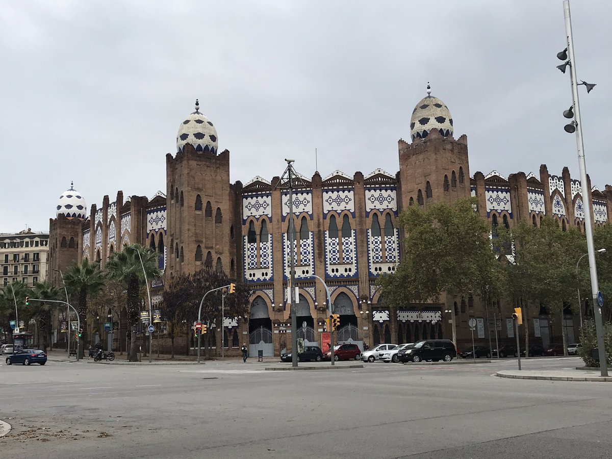 German_Estela's tweet photo. Amanece en Barcelona y su Plaza de Toros Monumental, la que antaño fuera referente del toreo, sigue en silencio, cerrada y triste. Lo veremos al detalle el lunes en @toros a las 20:00 en Toros y Punto. https://t.co/eJoTcwmfAd