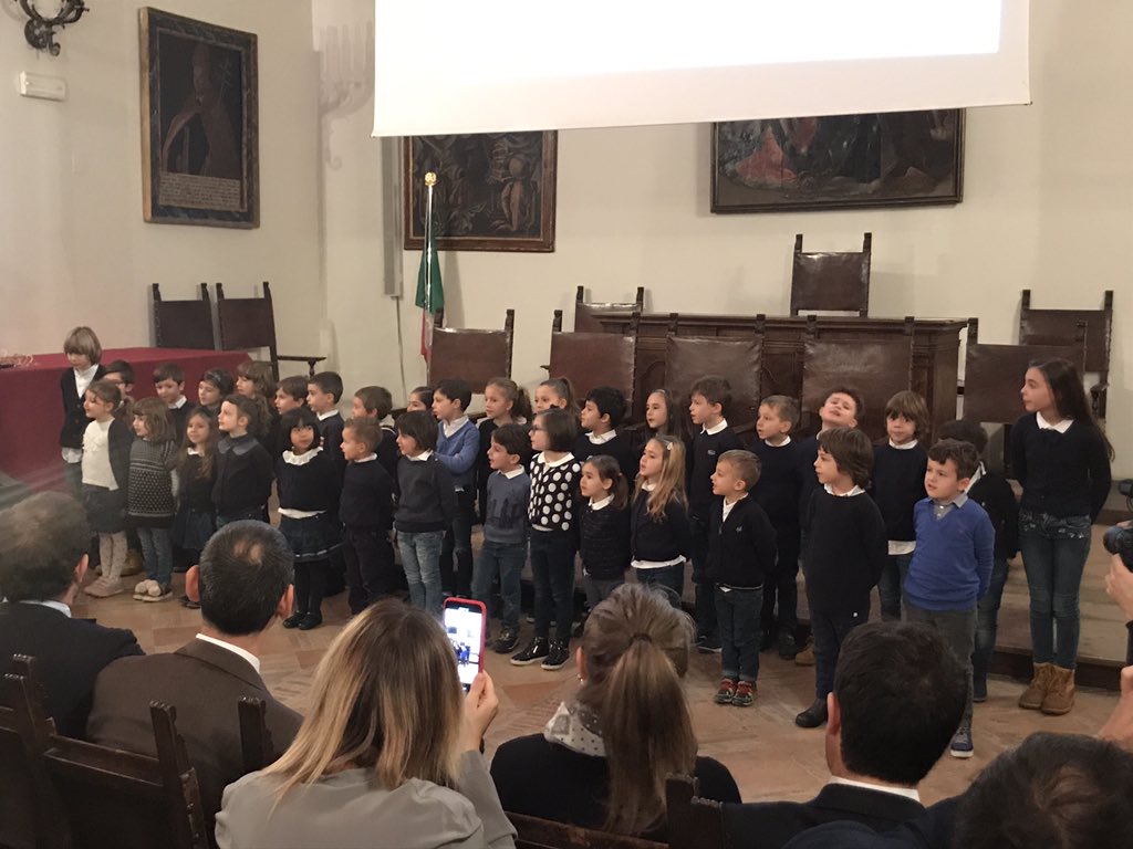 L’#inno di Mameli intonato dai bambini della Scuola d’infanzia #SantaCroce di #Perugia apre con entusiasmo e orgoglio #Siamo4.0 il forum interregionale del #Centro. #impresa #giovani #innovazione