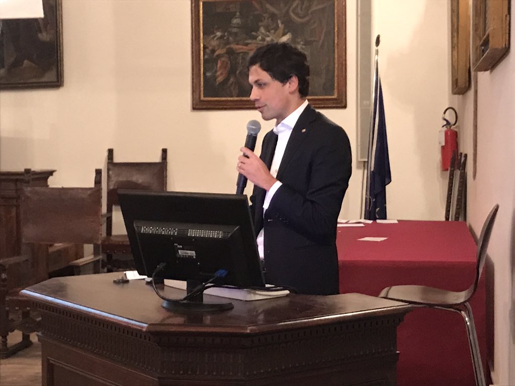 Andrea Romizi sindaco di @Comuneperugia apre #Siamo4.0 il forum dei <a href="/gicentro/">GI Centro</a>. Un #giovane tra i giovani #imprenditori che sottolinea l’importanza di innovare oggi.