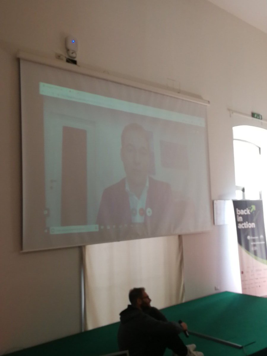 aboutsaraparisi's tweet photo. In collegamento con @LucaLaMesa. 
Studio e coraggio nel mettersi in gioco per lavorare nel mondo #digital e #social a #SWCTA18 #StartupWeekend #action https://t.co/QIKMuPviOh