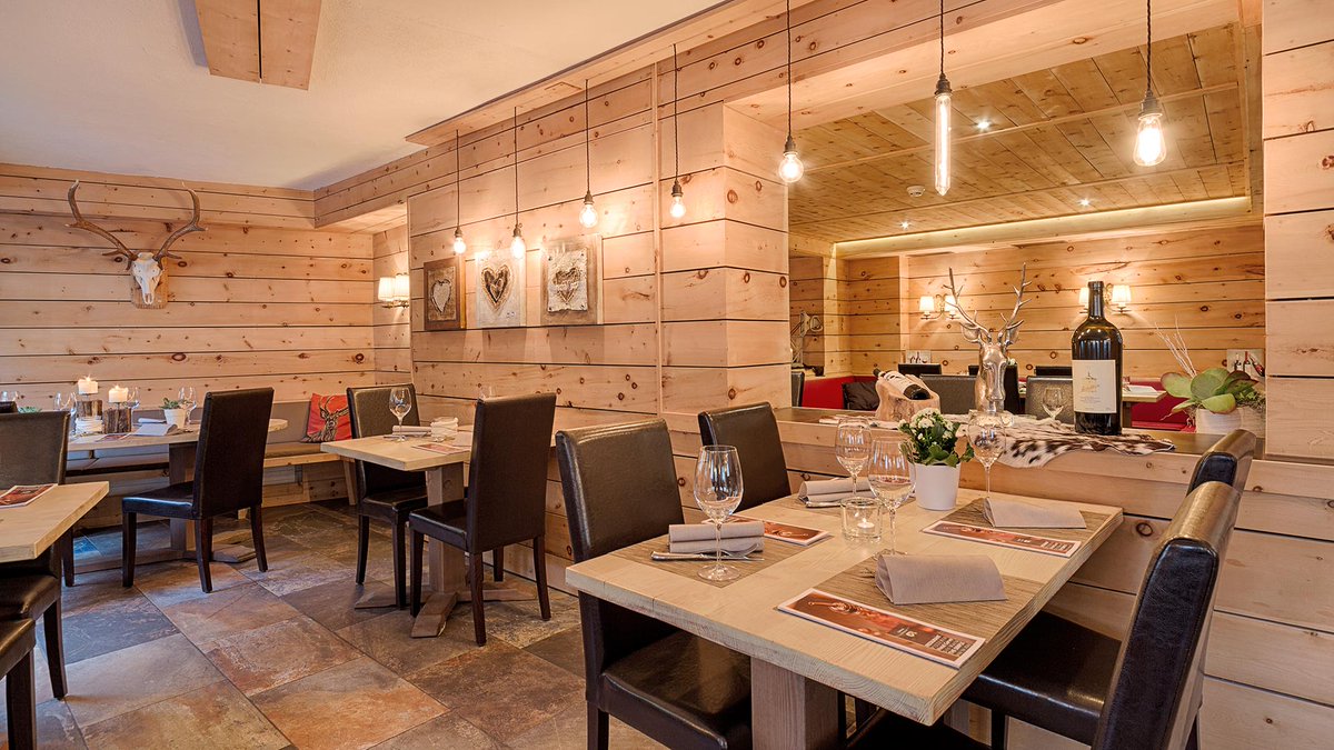 TheCook00590142's tweet photo. I am planning to change the interior of my restaurant
Which of these two designs do you like the best? https://t.co/kQpH7iqN1F