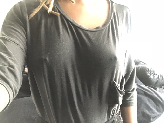 Can you tell I&rsquo;m not wearing a bra? 🤔 https://t.co/kBoa06AuQL