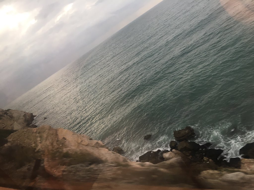 XeloJordan's tweet photo. #fromthetrainwindow #notfilter #sanitariasviajeras #laspersonasestudiancosas #Belleza #Tarragona https://t.co/qTNH0VDONq
