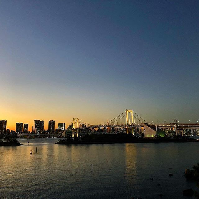 Nipponisimo's tweet photo. Siempre es un placer ver el atardecer en la isla de Odaiba. #tokyo #tokio #japan #japon #viajero #viajerosporelmundo #viajarporasia #japoneando ##お台場 #東京 #日本 #odaiba #rainbowbridge #lostintokyo https://t.co/bZxHYsItin