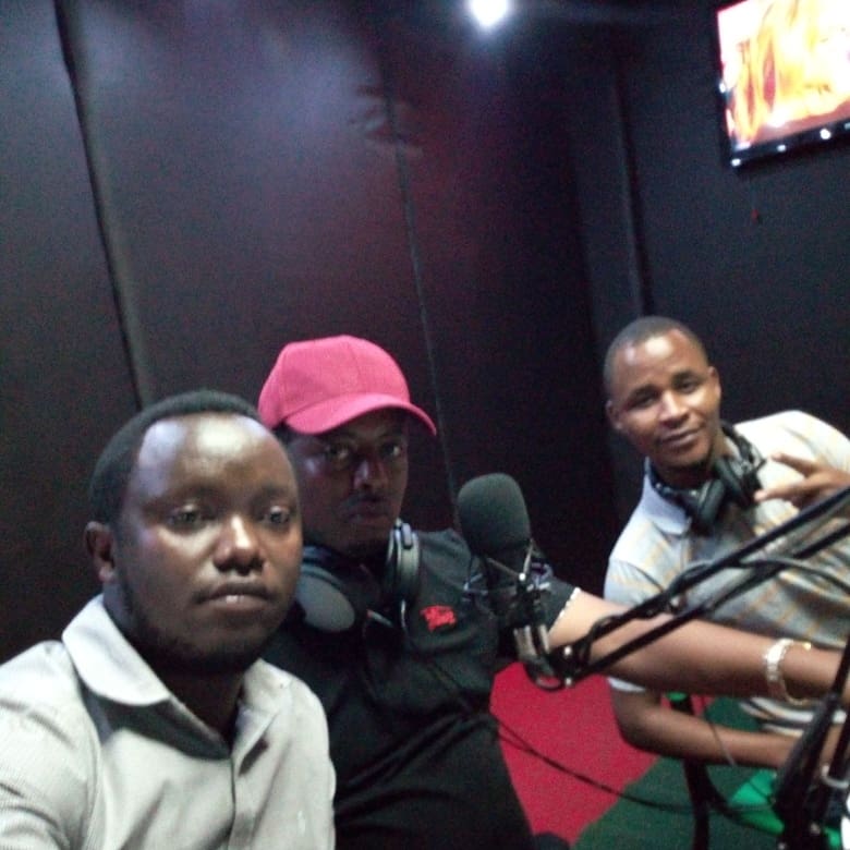 kizitomihigo's tweet photo. Happy to be hosted by #AbdouBronze, #RobertKajuga & #BenimanaRamadhan in #celebzmagazineshow on @flashfmrw talking about my new #chrisrian song #Ahokuguhombayaguhombya https://t.co/imcZPUs2r4