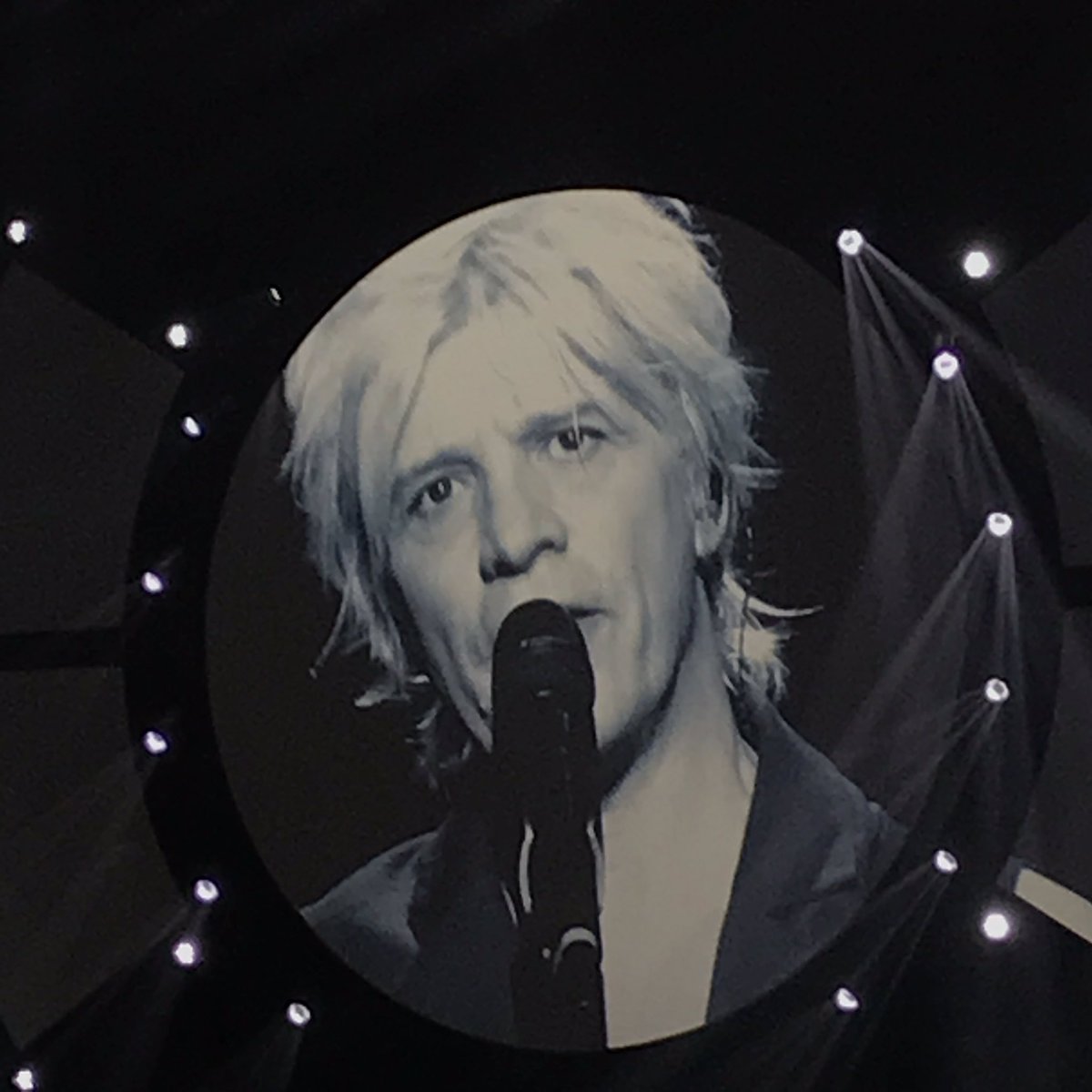 Cat2978's tweet photo. Transportée dans une autre galaxie hier #Bercy5 un sacré putain de concert, mon meilleur de 2018 ! Merci @nicolasirkis @indochinetwitt https://t.co/mCnTuvOQ5y