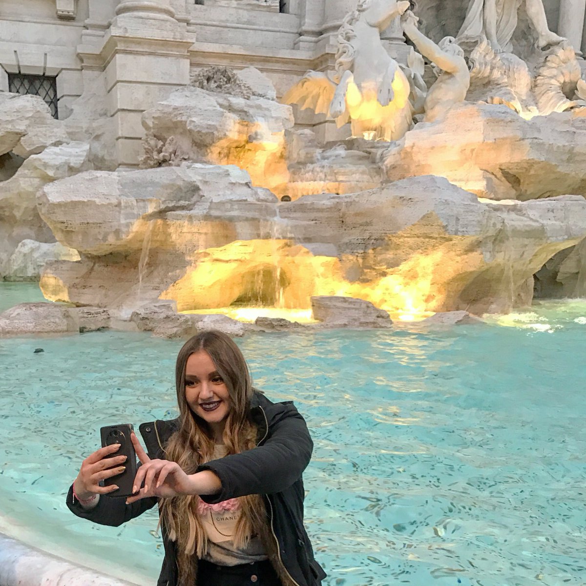 Theselfieguide's tweet photo. On our travels around the world we see lots of people struggling to get that perfect travel selfie. Now you don’t have to struggle download the app #selfieguide and struggle now more.🤳 https://t.co/TOfpG3dJVF