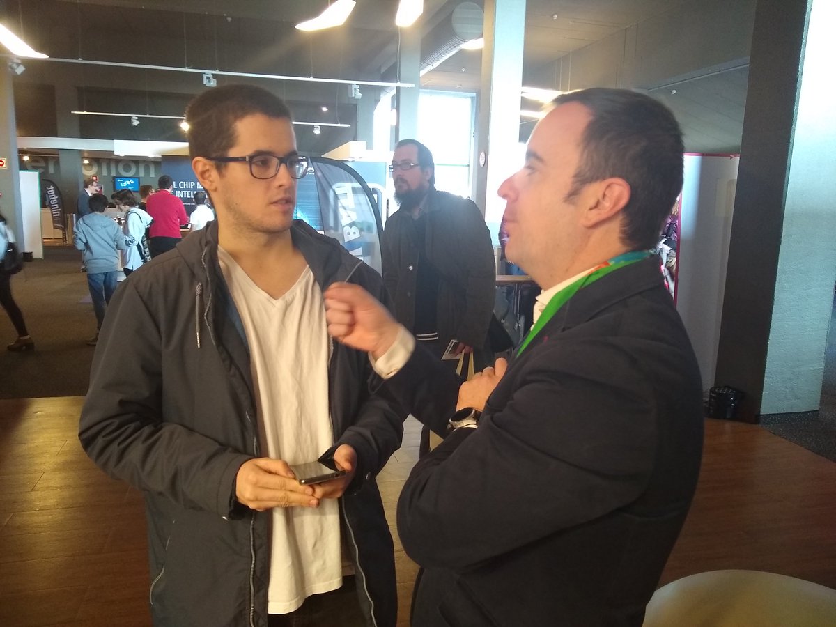 MotorolaESP's tweet photo. Y ya ha llegado el primer #earlytester ganador de nuestro Trivial a nuestro stand en @XatakaLive Gracias por contarnos tus impresiones del nuevo #motorolaone 🤗 @fizzenco_95 https://t.co/sQJdSEas2K