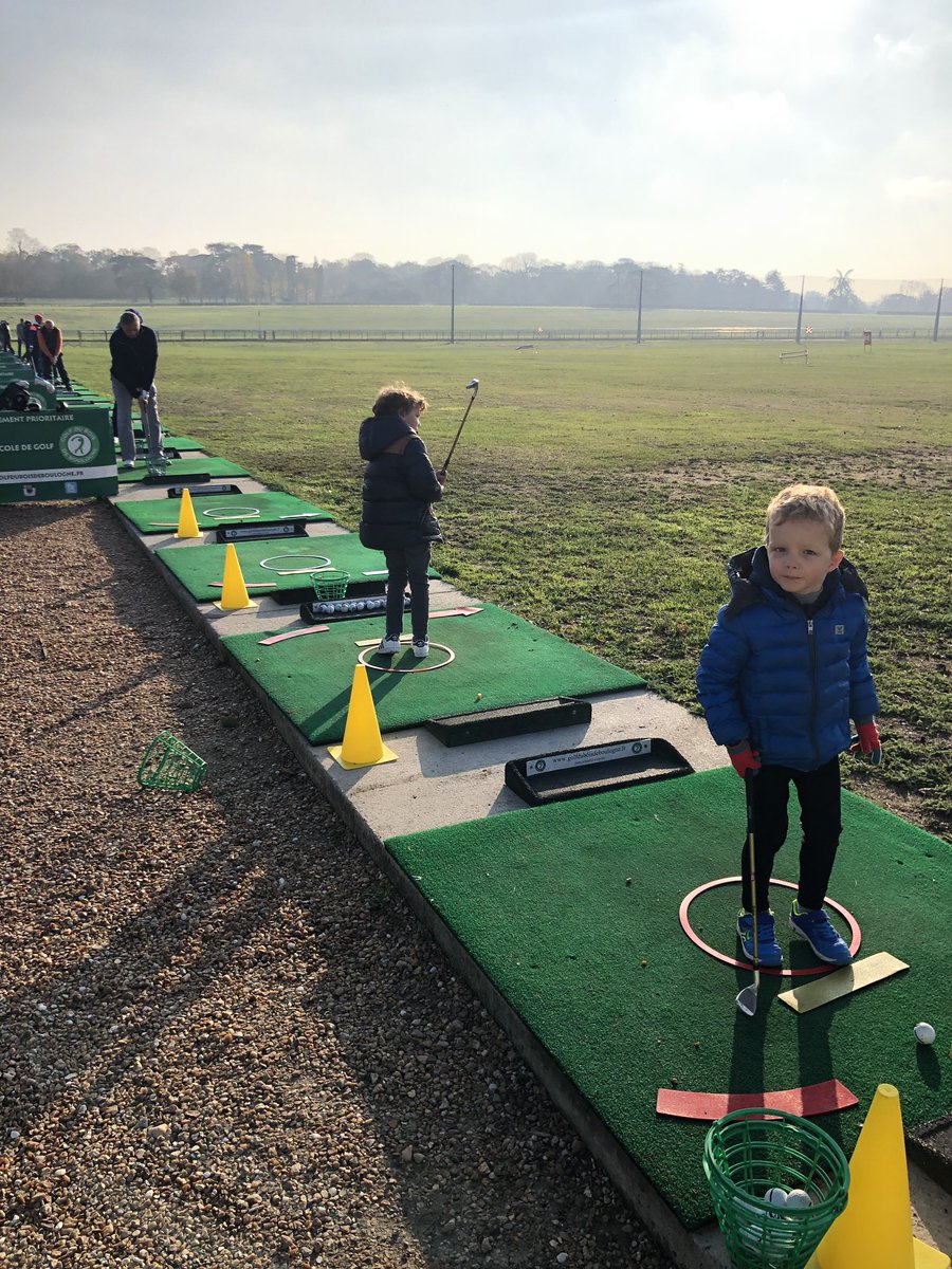 BastienHenrot's tweet photo. Les pitchounes sous le soleil 🤩🤩 Super week end en perspective au @GolfLongchamp malgré les #giletsjaune et le #semimarathondeboulogne ce dimanche #golf #golfer #sun #fun #futurchampion #paris https://t.co/NJWq1RJ7Fx