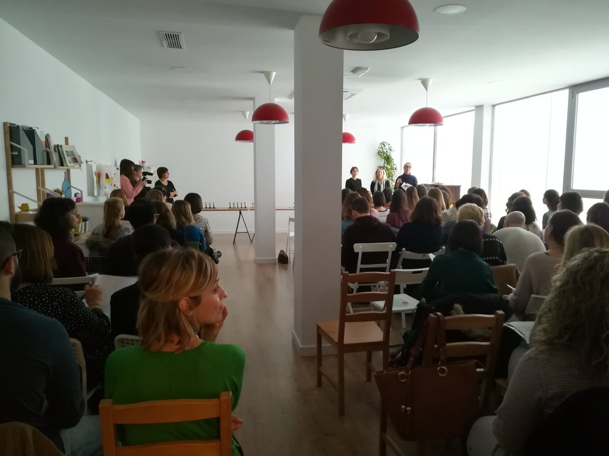 Montessorispain's tweet photo. "Quietos y parados no es una forma de aprender". Guadalupe Borbolla en #CongresoAme2018 @VlcaMontessori https://t.co/CNCfuOAiBA
