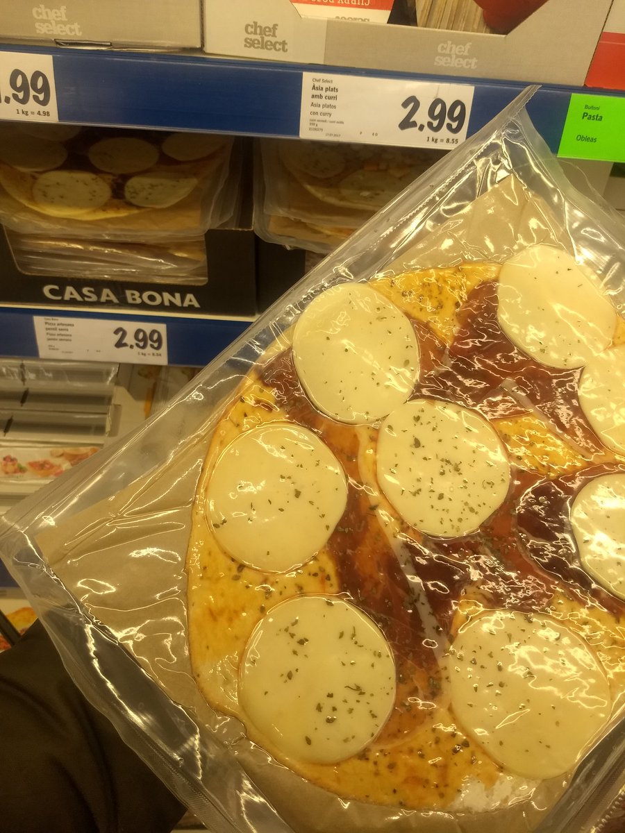 Cat_troll's tweet photo. @lidlespana @lidlespanaAC  No os da vergüenza vender esta mierda ? Infumable hecha al horno, parece una galleta maria con jamón seco , volví solo para enviaros la foto https://t.co/JXwEgj8kzW
