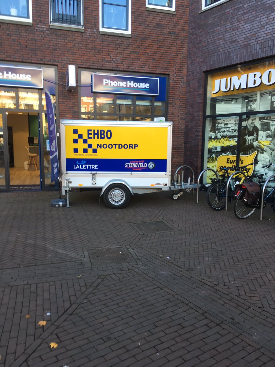 De EHBO stand staat al klaar! Het wachten is op sinterklaas. We hebben er zin in... <a href="/NootdorpParade/">Parade Nootdorp</a>
