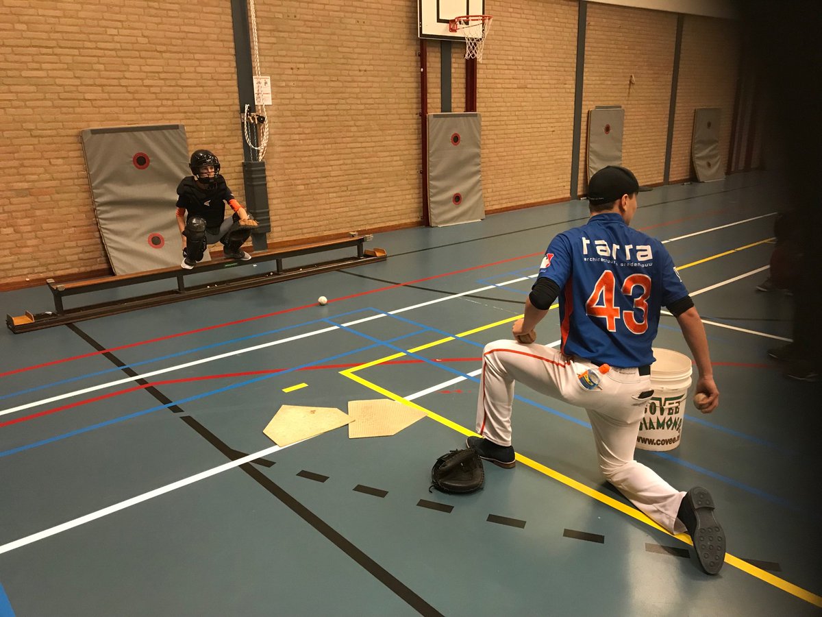 Balans, zithouding, kracht en focus = catching.  #bixiebaseball Top!