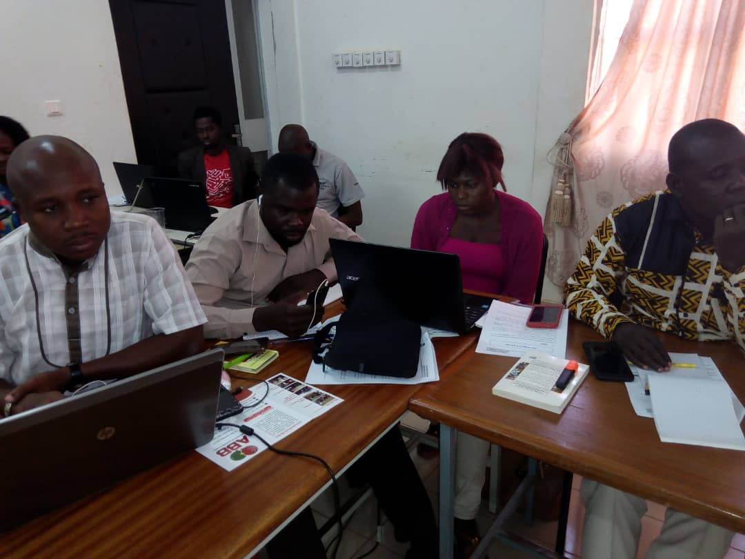 MinaZ201805's tweet photo. 2ème journée: #Blogcamp2018 Susciter une masse critique à travers le suivi des politiques publiques, tel est l'un des volets du programme @presimetrebf. Enjeux: mobiliser les jeunes à l'utilisation des TIC afin dd suivre les politiques publiques.
#ABB #Blogcamp2018 https://t.co/ZcOYtK5rYD