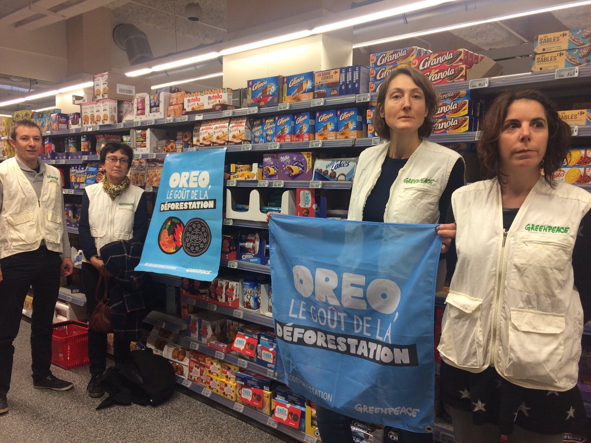 greenpeacefr's tweet photo. #HuileDePalme — Aujourd'hui, dans 25 supermarchés partout en France, près de 300 militant·e·s demandent à @MDLZ et @Oreo de se réveiller sur leur contribution à la #déforestation ! Soutenez-les en signant la pétition ➡️ https://t.co/wWLvBZTj3b #OreoDeforestation #DropDirtyPalmOil https://t.co/cBXshMMKyE