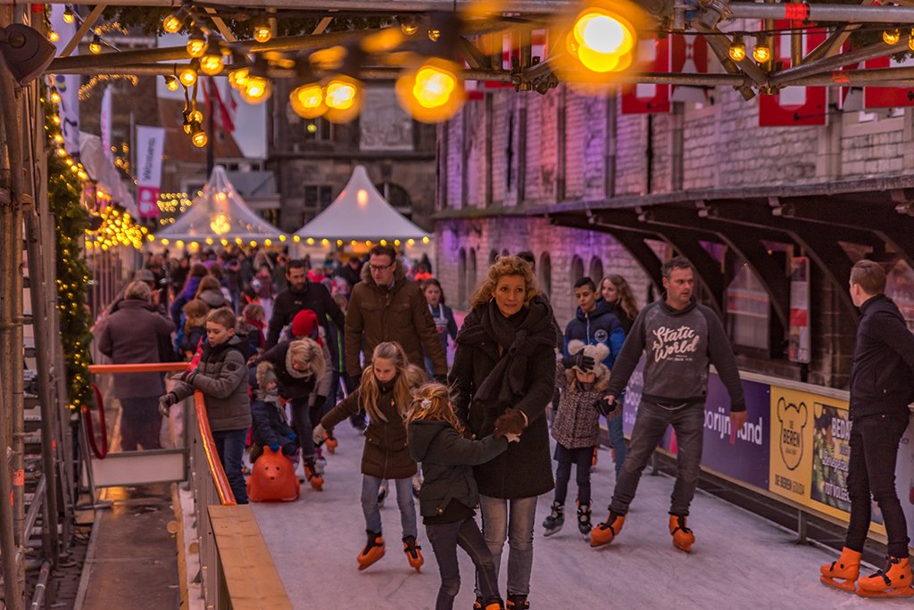 Zoveel plezier afgelopen jaar op de <a href="/GoudseIJsbaan/">Goudse IJsbaan</a>! Met wie ga jij dit jaar? Tijdens de workshop Avondfotografie gaan we ook foto's maken van het Stadhuis op de Markt met de IJsbaan! #remcogielen remcogielen.nl/workshop-digit…
