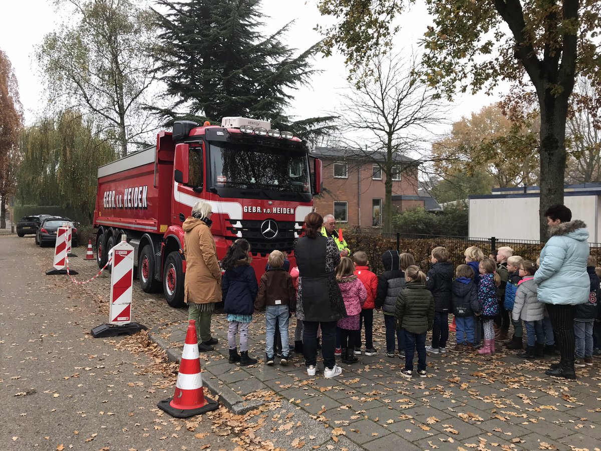 Voorlichting Veiligheid en Werken aan het spoor bij Basisschool Op ‘t Hof te Tricht. #veiligheid #spoorproject #spooromgevinggeldermalsen #bouwplaatsisgeenspeelplaats #dodehoek

<a href="/prorail/">ProRail</a> <a href="/duravermeer/">Dura Vermeer</a> <a href="/MobilisTBIinfra/">Mobilis TBI</a> <a href="/OptHofTricht/">Op t Hof</a>
