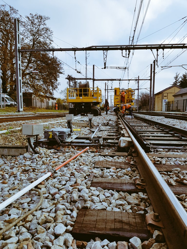 Préparation du chantier "Dérourlage grandes baguettes V2D en gare de Dourdan", en cours, avec ce très beau temps...froid et humide 😚