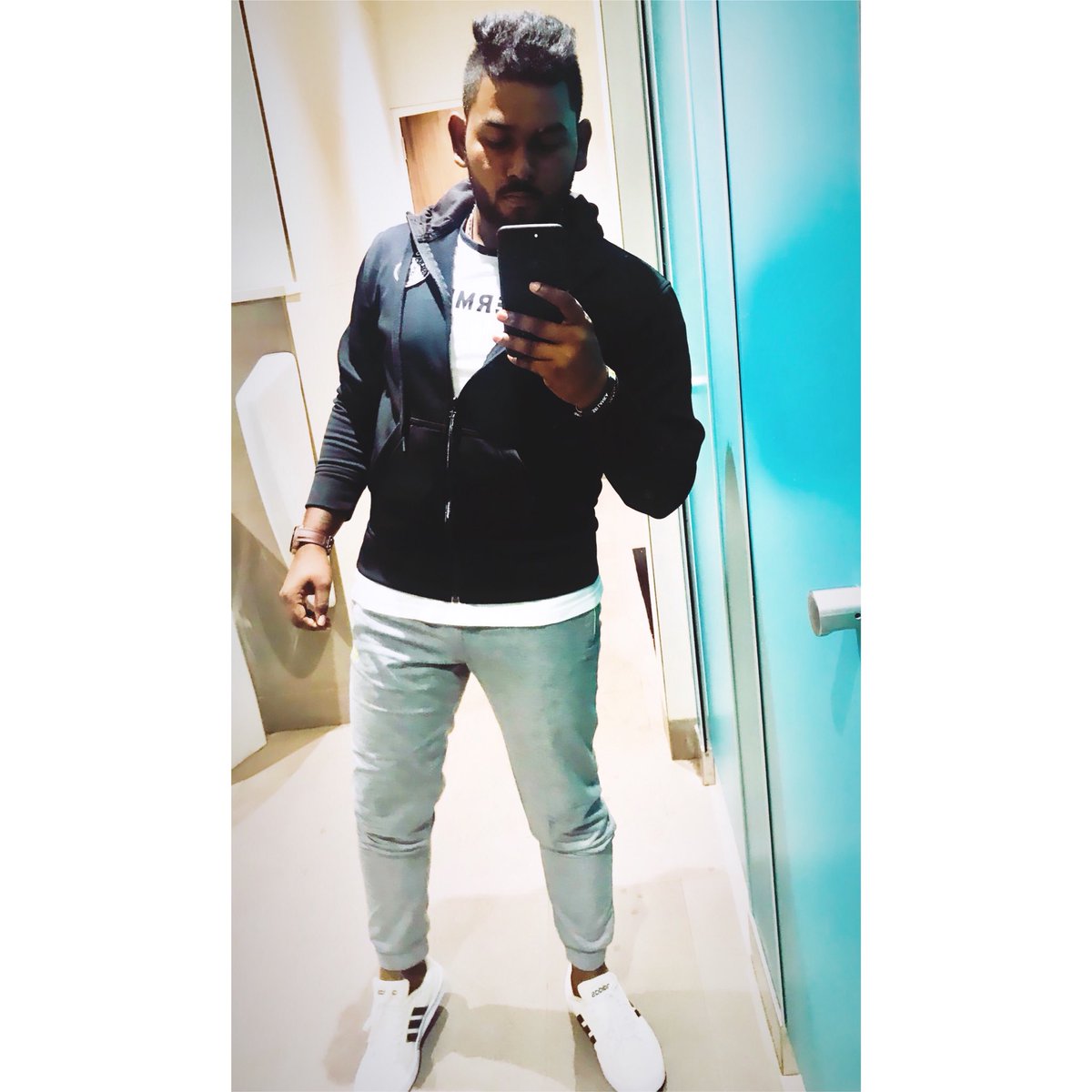 IamDilu1's tweet photo. Ready to some workkk. Shoot shoot 📷📷 have a great day people 🙏🙏 https://t.co/XgrZX1GGUl