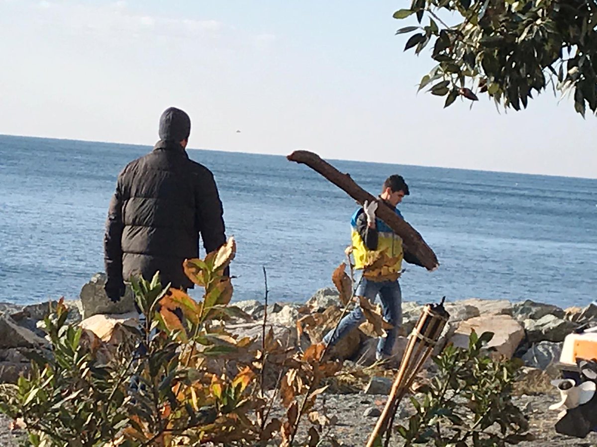 AmiuGenova's tweet photo. Legno plastica e altri rifiuti sono raccolti a Voltri nel @ComunediGenova dopo la grande mareggiata di fine ottobre #municipioPonente e #Amiu in collaborazione con #Ecolegno oggi e domani nell'ambito del progetto @ce_force #pertuttiAmiupertutti https://t.co/rSl7oamLwf