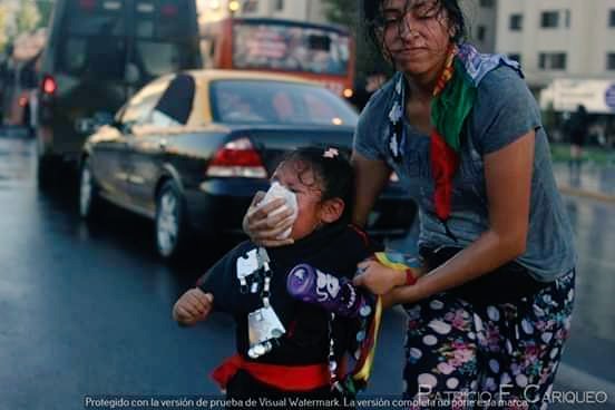 doris_gonzalez_'s tweet photo. Desmedida,irracional represión a hija d nuestra compañera #Ukamau. @Carabdechile lanzó sus químicos contra ella.Claro no es parte de la familia Boloco para q se preocupen los medios
Así el Gobierno nos muestra su política de #LosNiñosPrimero solo algunos niños 🖕@sename_gobierno https://t.co/F50kgF26Xa