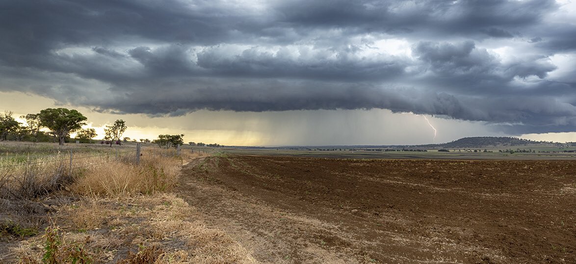 Aberbane's tweet photo. Love storm season!
#storm #QldStorm #seq #weather #seqweather #clouds #lightning https://t.co/vhBJik0wYC