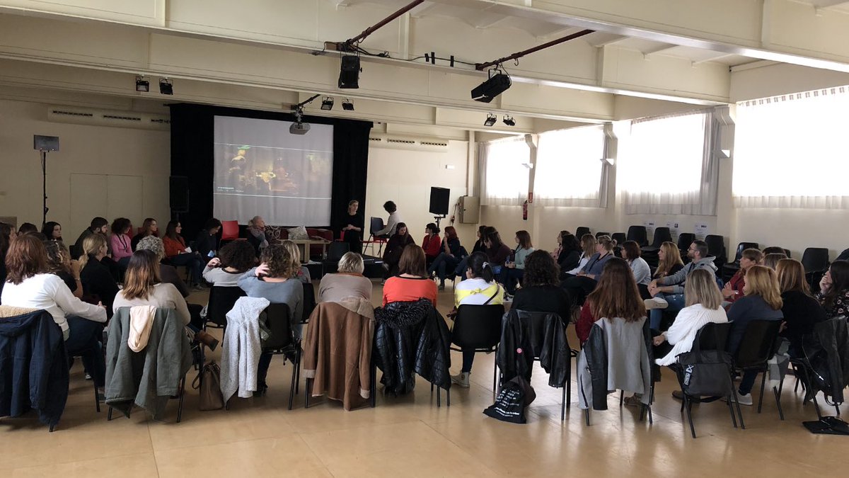 Soniapex's tweet photo. Avui #mestresqueesmouen,#formacio03,un luxe veure tants professionals format-se en l’àmbit artístic. @MESPETITDETOTS @sbdeducacio @JoanBerlanga https://t.co/8Mlz0vmPW9