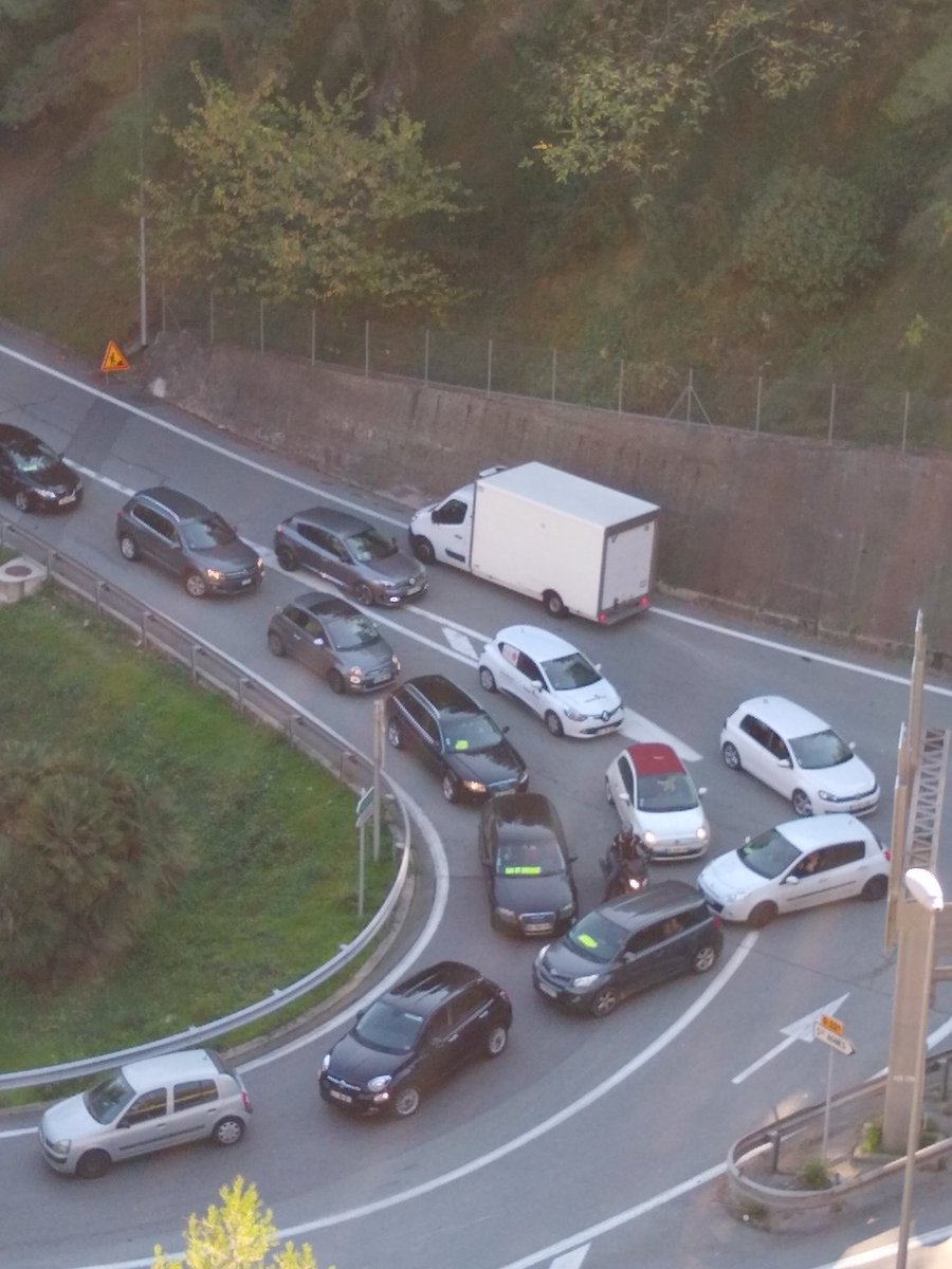 #GiletsJaunes06 : A Menton, les automobilistes coincés dans les routes bloquées perdent patience, et ça devient dangereux. Certains roulent à contresens sur l'axe qui mène de la sortie d'autoroute à la ville... <a href="/Nice_Matin/">Nice-Matin</a>