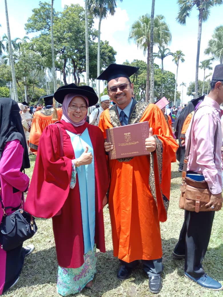 _FarizaKhalid's tweet photo. Congrats Shah and Lee!! These are among my masters supervisees who just graduated last week 👨🎓👩🎓
#convo2018 #supervisee #farizakhalid https://t.co/NHJqJ11LS0
