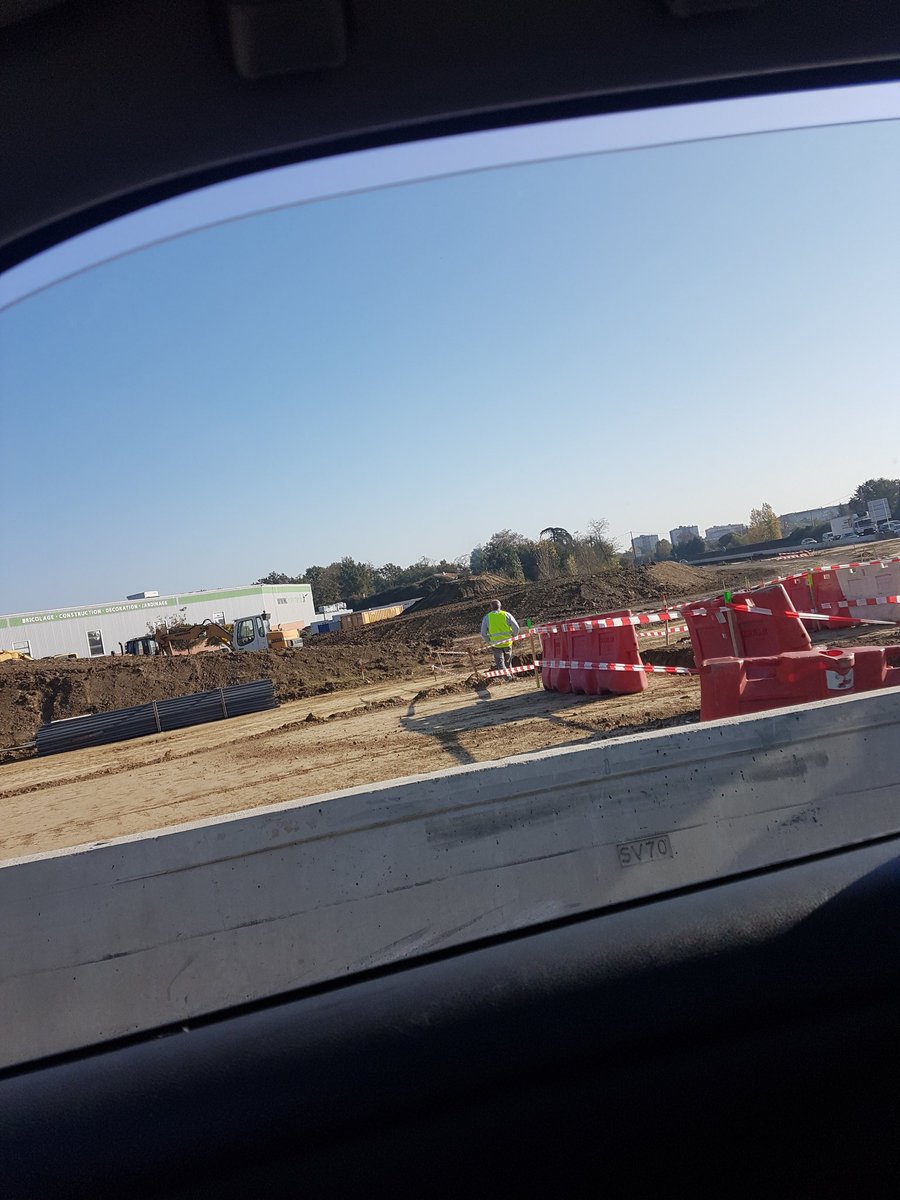 eutite's tweet photo. C'est la révolution ! On traverse des chantiers interdits au public wouhouuu !
#GiletsJaunes #toulouse #Perget https://t.co/oomu3kxEg6