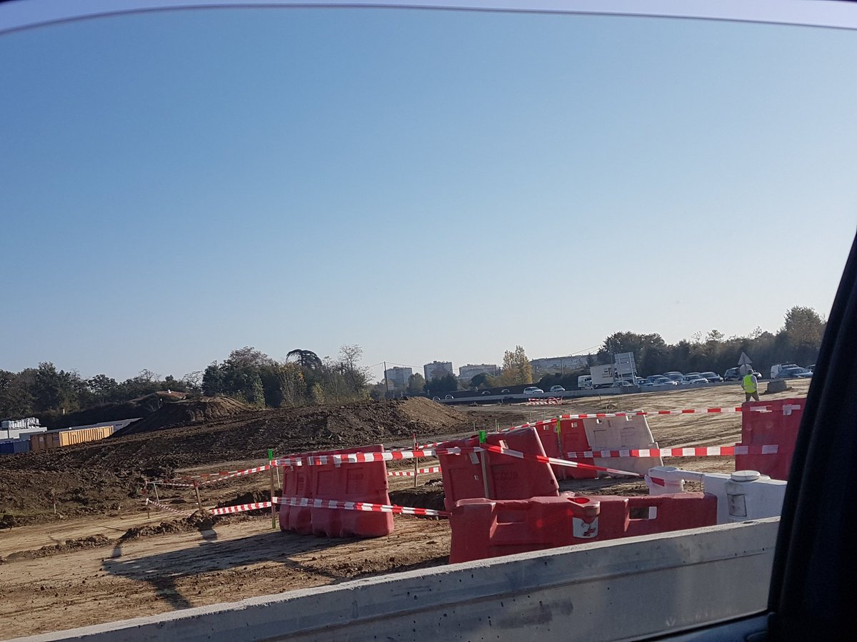 eutite's tweet photo. C'est la révolution ! On traverse des chantiers interdits au public wouhouuu !
#GiletsJaunes #toulouse #Perget https://t.co/oomu3kxEg6