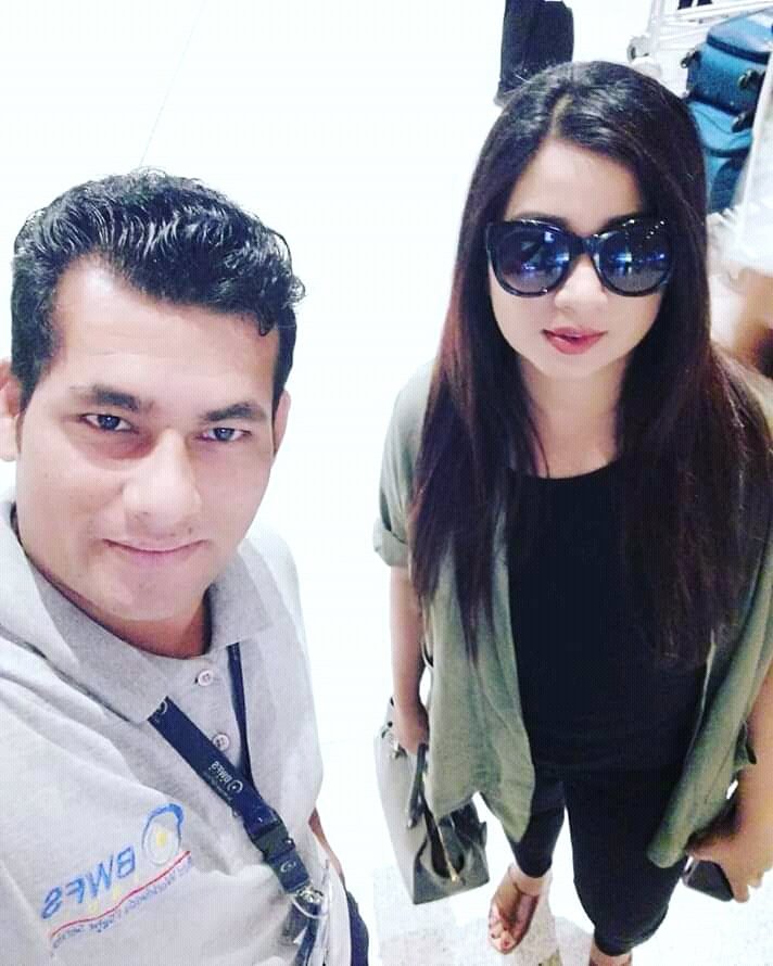 SonaSsg's tweet photo. *EXCLUSIVE MOMENT*
The Queen of humbleness @shreyaghoshal with one of the loving fan at Chatrapati Sivaji International Airpot in Mumbai. She reached safely from #AbuDhabi after a blast concert on #16Nov18! ๐
Keep showering more love with your remarkable personalality. ๐ https://t.co/tN6GTrsiKA