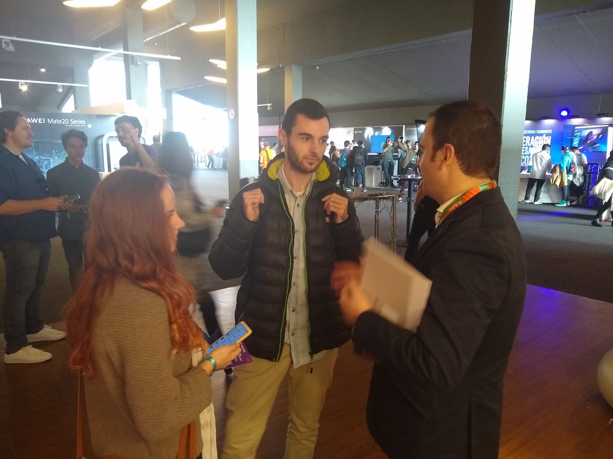 MotorolaESP's tweet photo. Aquí tenemos a @Annimo000 - otro #earlytester ganador de nuestro Trivial a nuestro stand en @XatakaLive Gracias por contarnos tus impresiones del nuevo #motorolaone 🤗 https://t.co/sQJdSEas2K https://t.co/wUJvr0FWe5