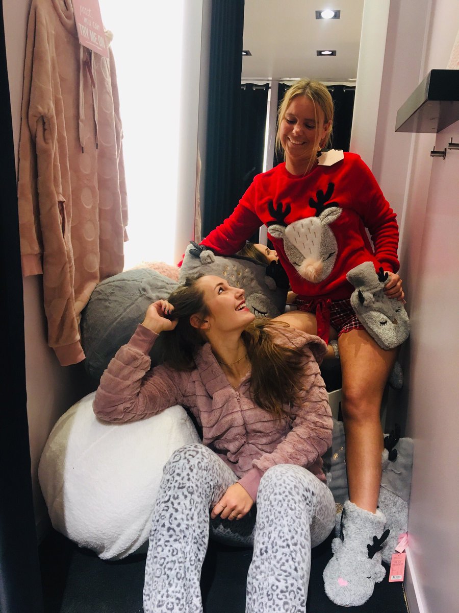 GraceMees's tweet photo. So cosy @ Hunkemoller Brasschaat #hunkemollercosy #hkmcosy #funatwork #discountdays @Hunkemoller @HeidiBeek @Dimitri_HKM https://t.co/w45eyYU6bd