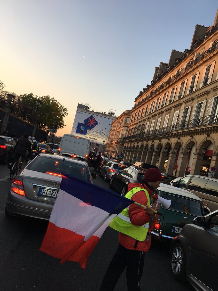 Énorme bouchon rue de #Rivoli Alors que les voitures klaxonnent, les motos font rugir leurs moteurs et envahissent peu à peu la place de la #Concorde l’Élysée est a une centaine de mètres. #giletsjaunes #Paris