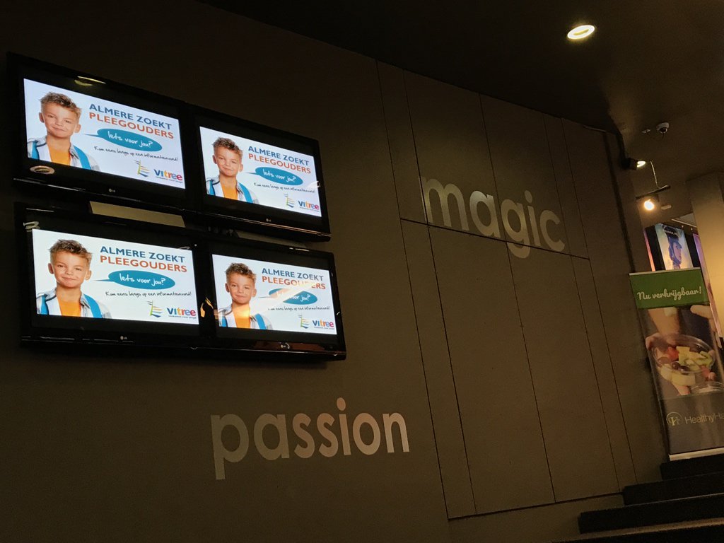 Ook bij <a href="/Kinepolis_NL/">Kinepolis Nederland</a> in Almere kun je er niet omheen! 
Op de videowall en mega breedbeeld de filmzalen:

Almere zoekt pleegouders!