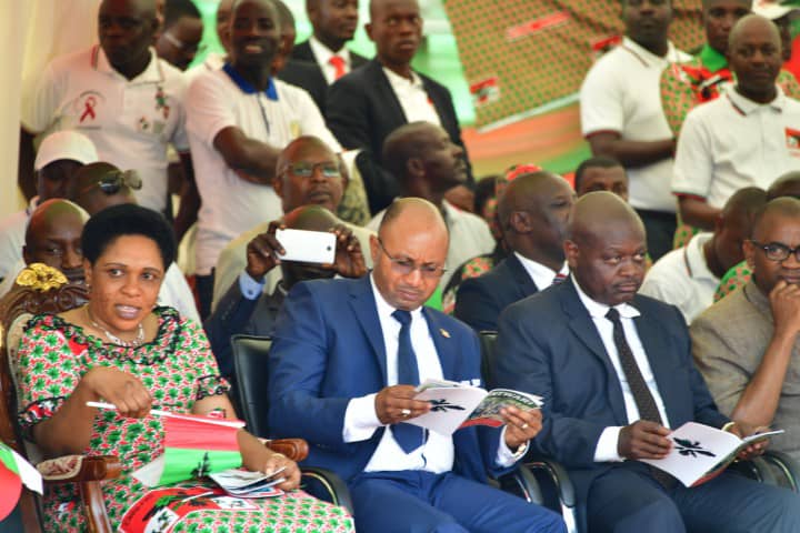 Le SG <a href="/CnddFdd/">CNDD-FDD</a> <a href="/e_ndayishimiye/">E. Ndayishimiye</a> appelle les #Bagumyabanga à servir de modèle dans tout et partout pour lutter contre la pauvrété et développer le #Burundi