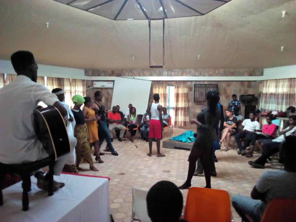 YBurundi's tweet photo. "Si la société #Burundi-aise n'a pas pu se développer c'est aussi en partie à cause des hommes qui ont été machistes et n'ont pas permis à la femme de s'épanouir pour apporter sa contribution " fait remarquer un participant #TogetherWeSpeak #ganira2018 #Speak2018 https://t.co/uYgDutLM1F