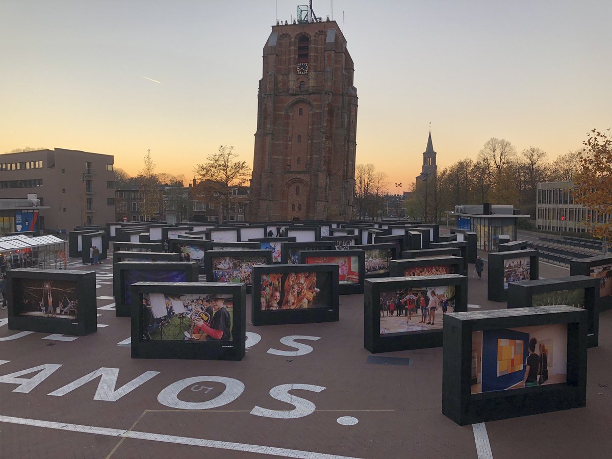Vanmiddag namens Culturele Hoofdstraat een doek met wensen van Sweachsters voor 2028 opgehangen op het Oodehoofsterkerkhof. Kom jij ook dwalen door de dromen van Fryslân? Te bezichtigen t/m 25 november. En je kunt je eigen droom nog toevoegen. #LF2028 #YN2028