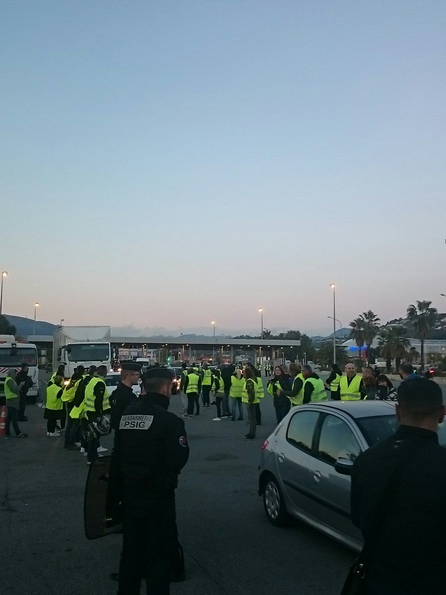 de_lnrdo's tweet photo. 17h00.Le convoi des #GiletsJaunes06 de Nice Nord est arrivé au péage de Saint-isidore direction Antibes. Les forces de l'ordre assurent le bon déroulé de l'opération. https://t.co/v5Ec8drKU2
