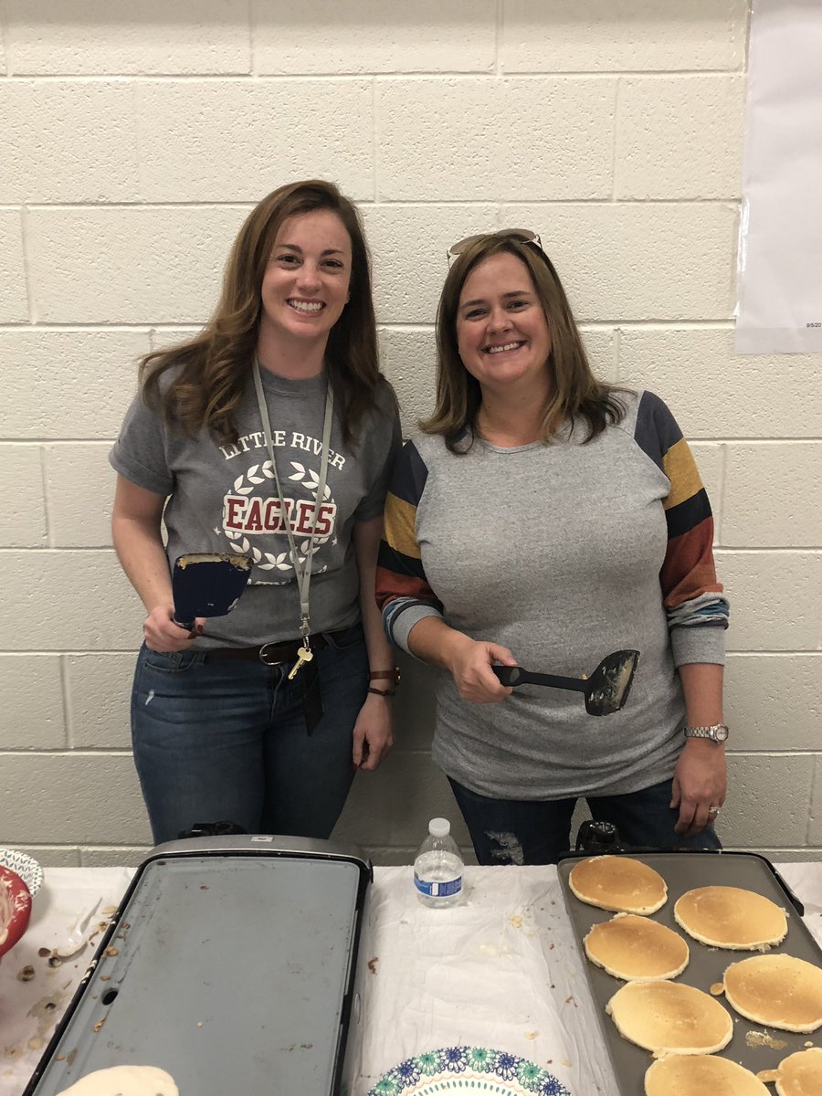 lots of fun serving @ the pancake breakfast this morning!  Good laughs btwn <a href="/MsMoxie_4thLR/">Ms. Moxie's 4th Gr</a> &amp; I. Thank you <a href="/LRESPTA/">Little River Elementary PTA</a>!  🥞 #communityschool #LRelem