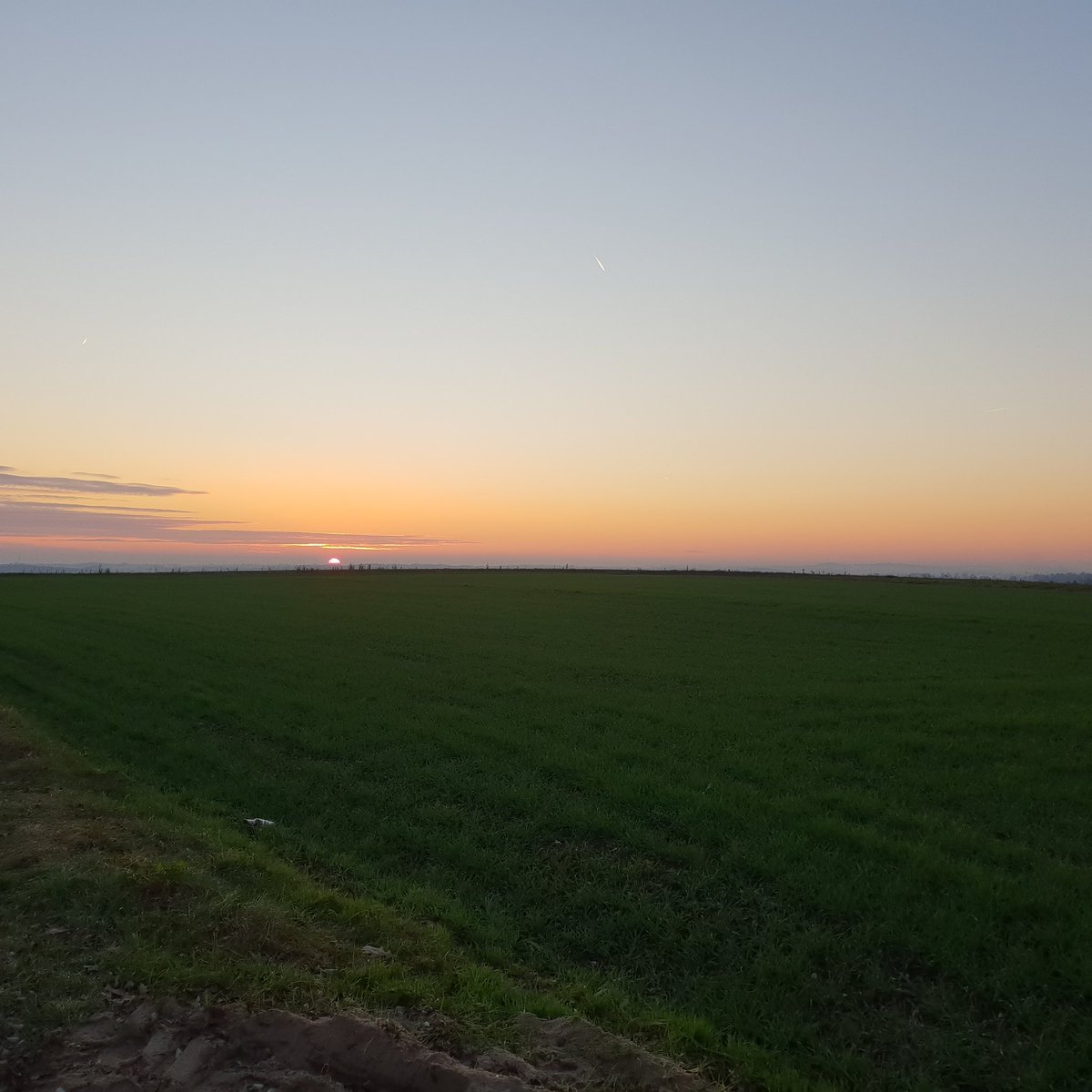 marcinskywarnpl's tweet photo. Dzisiejsza #wycieczka rowera zakończona pięknym widokiem 🤩 #rower #narowerze #rowerowo #zachódsłońca #sunset #jesień #panorama #amazing #Polska #Poland #lesserpoland #Małopolska #zdjęcie #fotografia #niebo #photo #photooftheday #sky https://t.co/eQs2ebsGGg