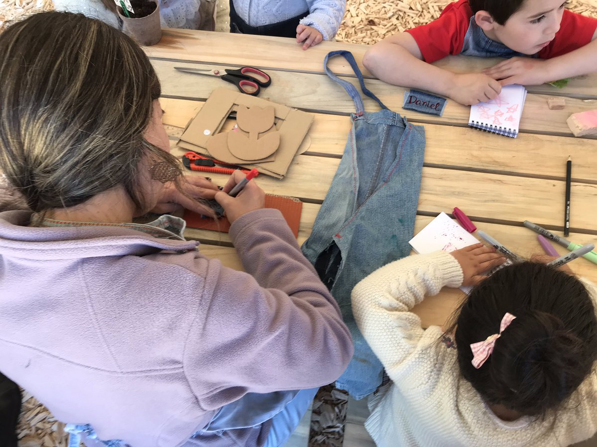 Los niños ya están aprendiendo de #reciclaje en <a href="/FeriaCOMAD/">Feria COMAD</a> con el taller dictado por nuestros amigos de #DAS8 
👉🏼 Este workshop se repite a las 15:30 y es GRATIS. ¡Imperdible!
🙇🏻‍♀️♻️🙇🏻‍♂️
📲Los esperamos hasta las 19:00
<a href="/noticiasCDT/">NoticiasCDTenerife</a> #COMAD2018