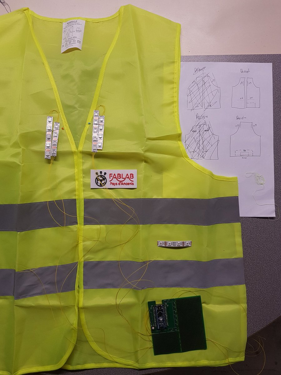 fablabancenis's tweet photo. Avez vous déjà croisé un gilet jaune si lumineux ??
#GiletsJaunes #objetintelligent #smartthing https://t.co/omKtPZMtgy