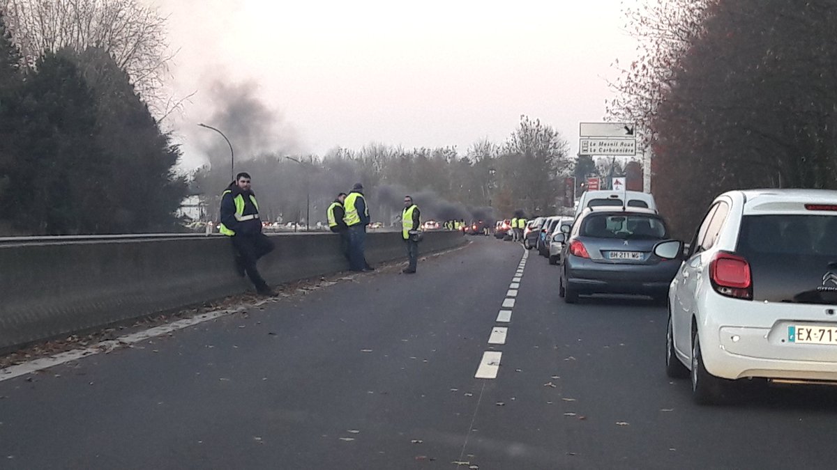 Yannick0172999's tweet photo. Manifestation intelligente... nous en sommes très loin ! https://t.co/k5FCGNNDBW
