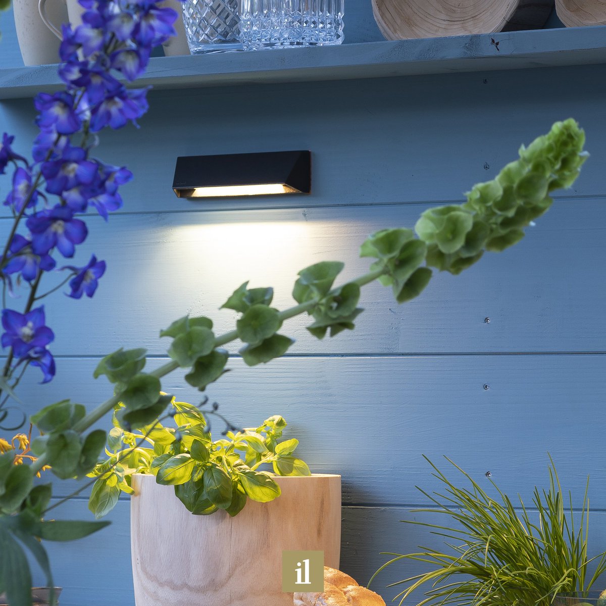 Kleurrijk mediterraan is het thema in #EigenHuisenTuin vanavond. De #inlite Wedge Slim Dark #wandlamp komt mooi naar voren in de #woonkeuken met zijn strakke uiterlijk. RTL4 18.05 <a href="/rtl_ehet/">Eigen Huis & Tuin</a>