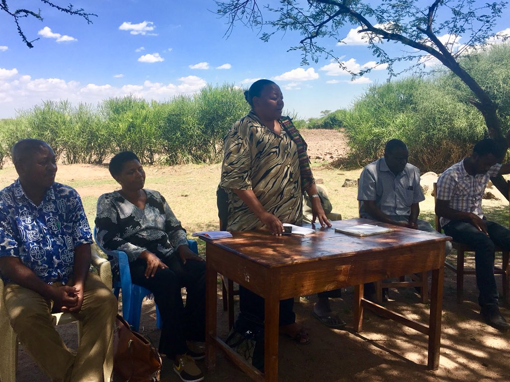wizaramifuguvuv's tweet photo. #Program ya kutoa elimu ya Malisho ya Mifugo na ustawishaji wa malisho ya Mifugo kupitia mashamba darasa. imefanyika katika Wilaya ya Maswa, Meatu na Itilima Mkoani Simiyu kuanzia tarehe 16/11/2018 na Idara ya Utafiti na Mafunzo ya Ugani kutoka Wizara ya Mifugo na Uvuvi. https://t.co/TwVOoPZOxD